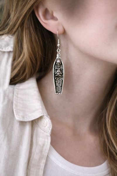 HER ŞEY NOTA www.herseynota.com أقراط معدنية على شكل تابوت - أقراط بتصميم متدلي