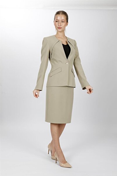 ÖNDER ÖZSOY سترة رياضية بياقة دائرية وزر واحد وتنورة قصيرة على شكل قلم رصاص -...