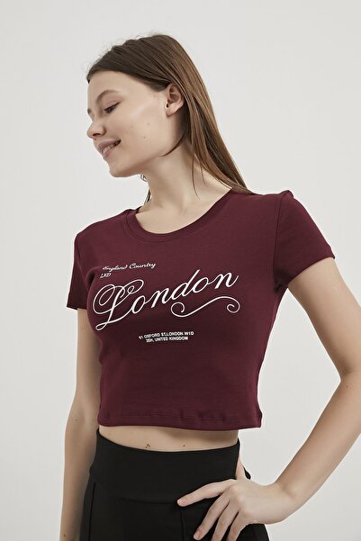 Arma Life تيشيرت نسائي قصير بياقة بيسب مطبوع عليه النص ARMALIFE 11143