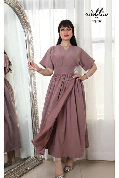 Stylish Stylish wrap dress adorned with an accessory