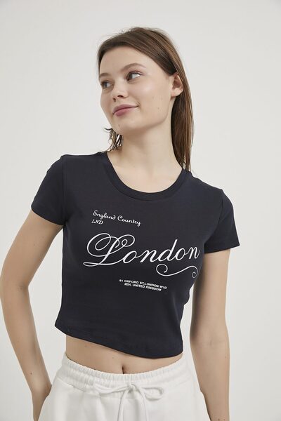 Arma Life تيشيرت نسائي قصير بياقة بيسب مطبوع عليه النص ARMALIFE 11143