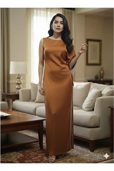 FULLJOY An elegant evening dress with a modern design that combines simplicit...