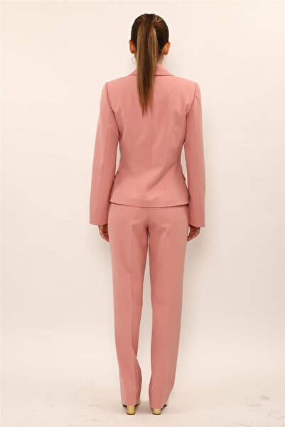 ÖNDER ÖZSOY سترة رجالية بياقة وأزرار وسروال بجيوب واسعة - بدلة نسائية - بودرة