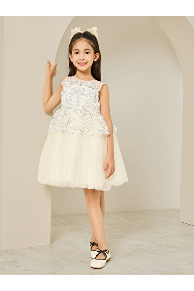 Styli فستان أبيض مطرز للبنات بقصة ضيقة من الأعلى وواسعة من الأسفل