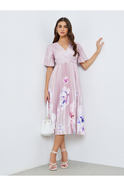 Styli فستان ميدي نسائي وردي اللون مزين بنقوش زهور وثنيات، بتصميم لفافة.