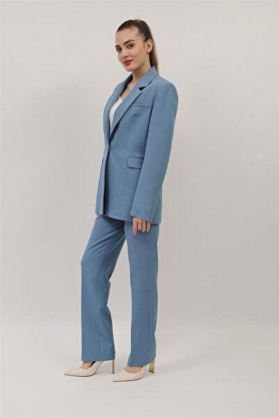 ÖNDER ÖZSOY سترة كلاسيكية كبيرة الحجم بزر واحد وبنطلون واسع الساق مع جيوب - ب...