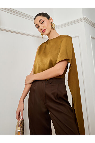 Styli بلوزة نسائية من الساتان بلون الخردل بتفاصيل وشاح غير متماثل