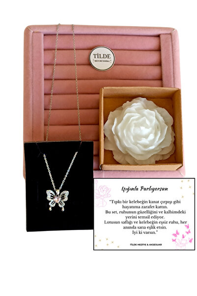 Tilde Kelebek Kolye & Lotus Mum Hediye Seti – Anlam Kartlı Zarif Özel Hediye