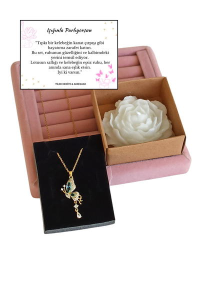 Tilde Kelebek Kolye & Lotus Mum Hediye Seti – Anlam Kartlı Zarif Özel Hediye