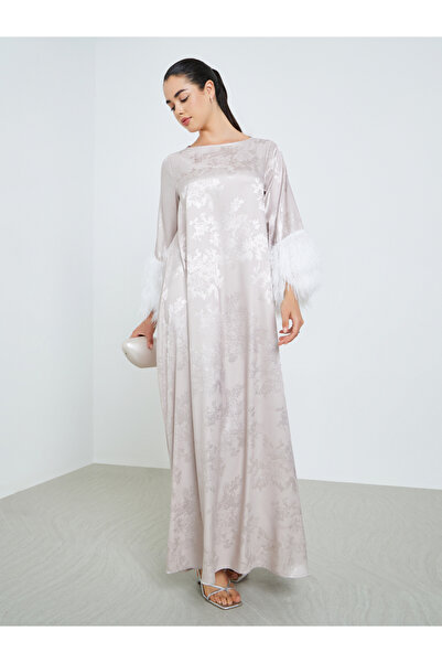 Amirah By Styli جلابية نسائية من قماش الجاكار مزينة بريش صناعي