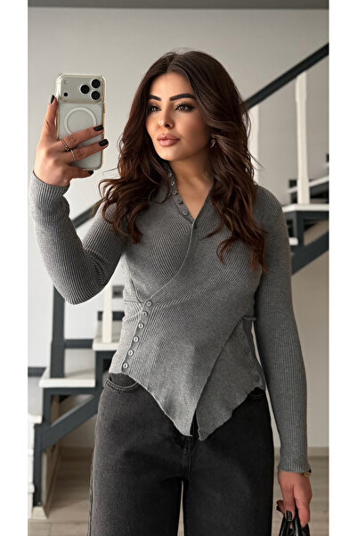 Oslove بلوزة محبوكة غير متناظرة باللون الرمادي مع أزرار عند الخصر