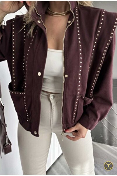 By Ezgi Kılıç سترة بومبر مزينة باللون الأحمر الداكن مع تفاصيل على الكتف