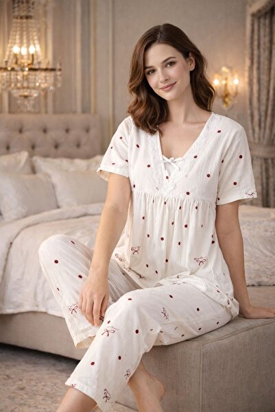 LaFont A feminine pajama set with a touch of pampering and softness, offering...