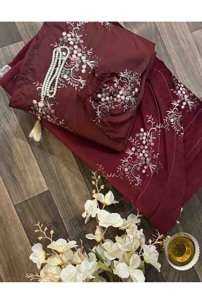 Gerenic A padded and embroidered women's prayer set consisting of a prayer ma...