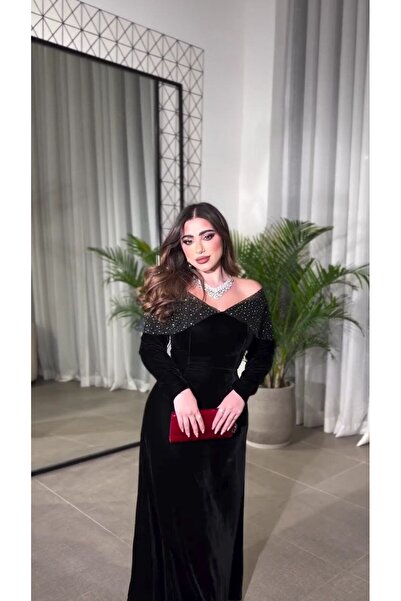 ELEEN EST A black velvet dress with a sophisticated design that exudes luxury...