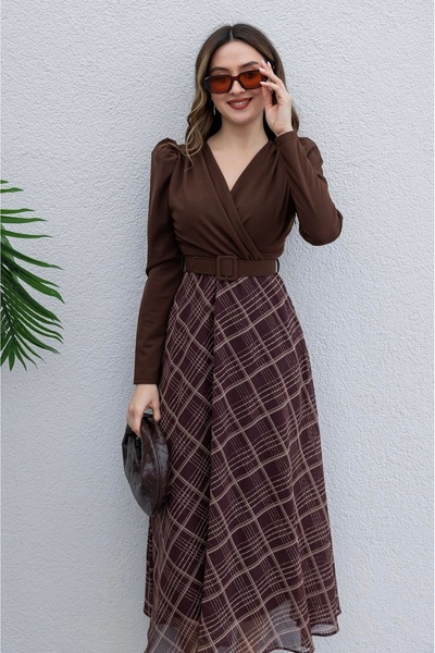 Dilek Vardar Rochie maro din crep, în carouri, cu guler dublu și fustă