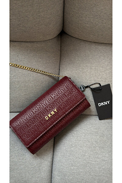 Generic A stylish and elegant burgundy bag