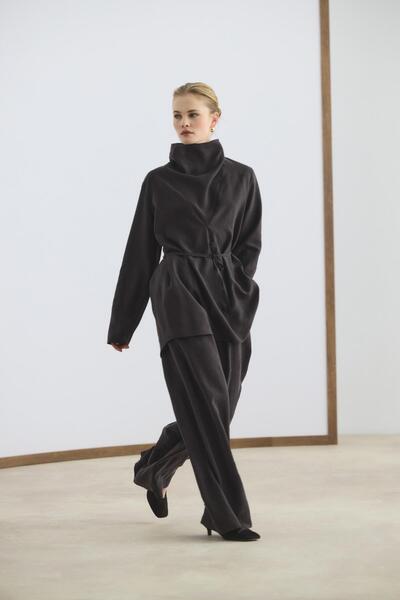 KADRİYE BAŞTÜRK Set pantaloni tunică din tensel cu guler drapat, maro amar