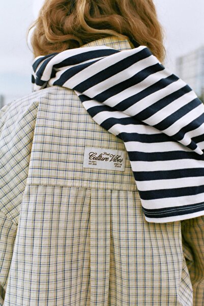 Pull & Bear Nakışlı manşetli kareli gömlek