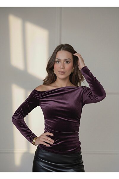 Butik Beyza Bluză din catifea cu gât barcă