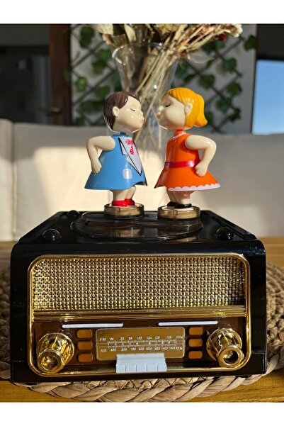 Dekoratif Antik Radyo Görünümlü Öpüşen Çift Müzik Kutusu