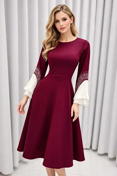 hawaa closet An elegant dress in a luxurious burgundy color, with a soft desi...