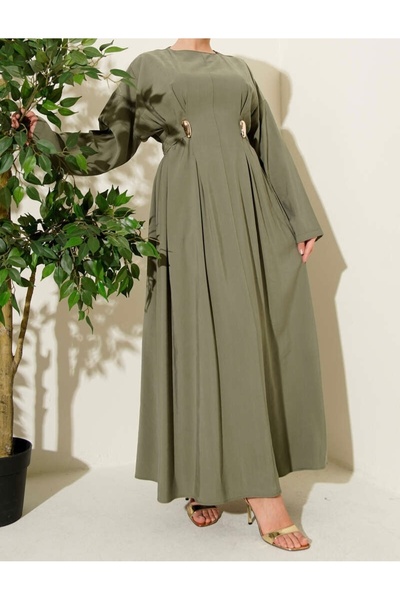 Butik Gold Aksesuar Detaylı Pileli Uzun Elbise