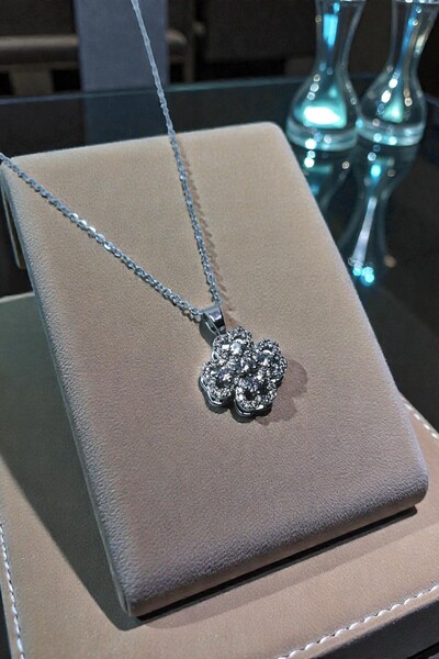 takimaster قلادة نسائية فضية اللون مرصعة بحجر الزركون على شكل باجيت بتصميم عصري