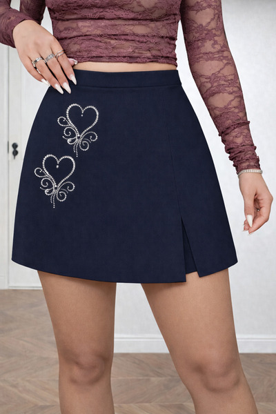 CARABO MODA Short Skirt with a Single Slit and Sparkling Heart-Shaped Stones