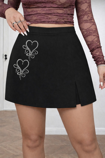 CARABO MODA Short Skirt with a Single Slit and Sparkling Heart-Shaped Stones