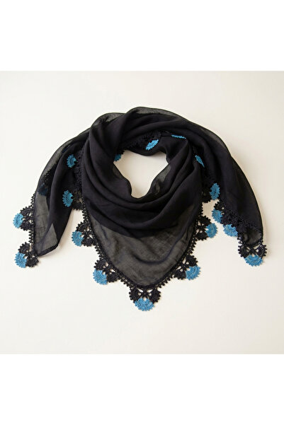 FunoonAlhiyakah A veil made of voile fabric with hand-crocheted edges.