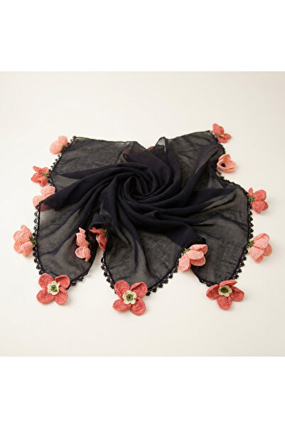 FunoonAlhiyakah A veil made of voile fabric with hand-crocheted edges.