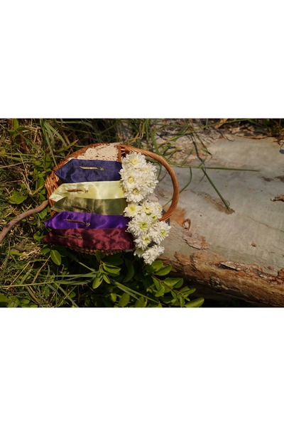 outline A stylish hair tie with your favorite letter (letter A)