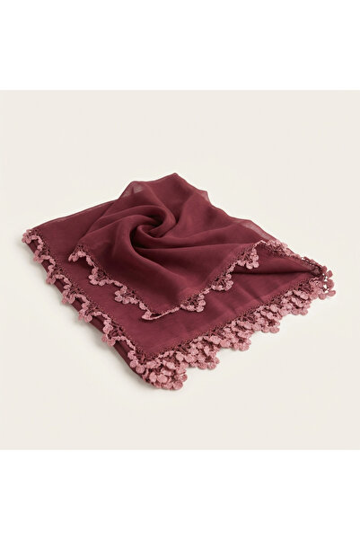 FunoonAlhiyakah A veil made of voile fabric with hand-crocheted edges.