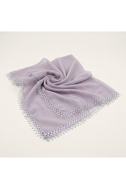 FunoonAlhiyakah A veil made of voile fabric with hand-crocheted edges.