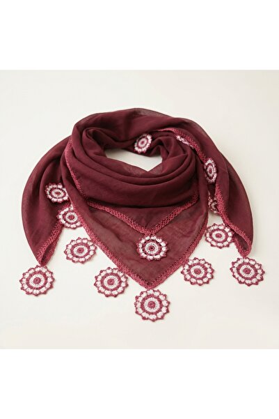 FunoonAlhiyakah A veil made of voile fabric with hand-crocheted edges.