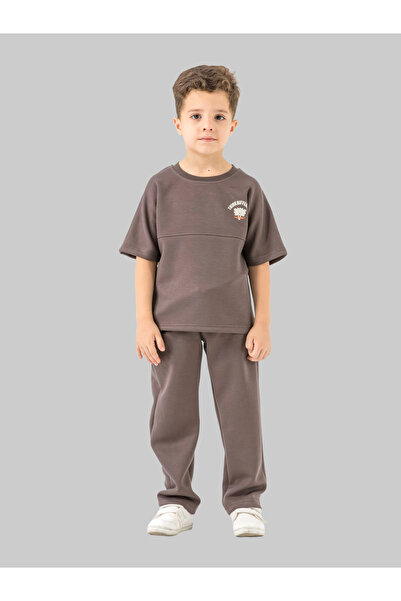 MSBB Boys' tracksuit consisting of a brown t-shirt with an artistic design