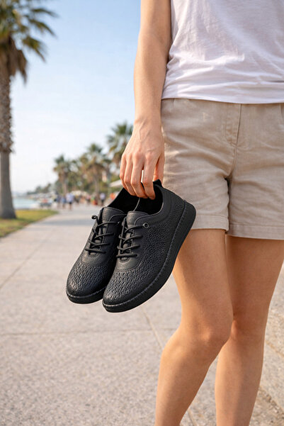 Anıl Ayakkabı حذاء B1 2465 نسائي أسود بتفاصيل مطبوعة وأربطة مطاطية من الجلد ا...