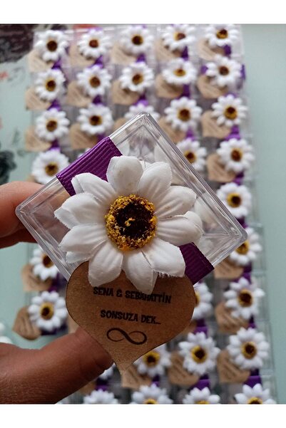 Rüyam Kişiye Özel İsimli Papatya Detaylı Nişan Hediyeliği 10 ad. Fiyatıdır.