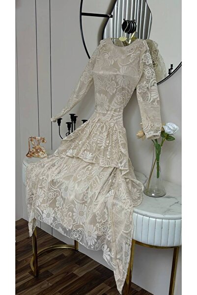 Viola2026 A mid-length dress in a soft champagne color,