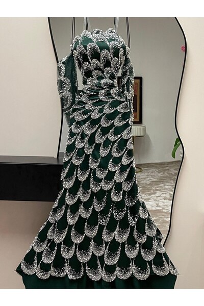 Viola2026 A long dress in emerald green,