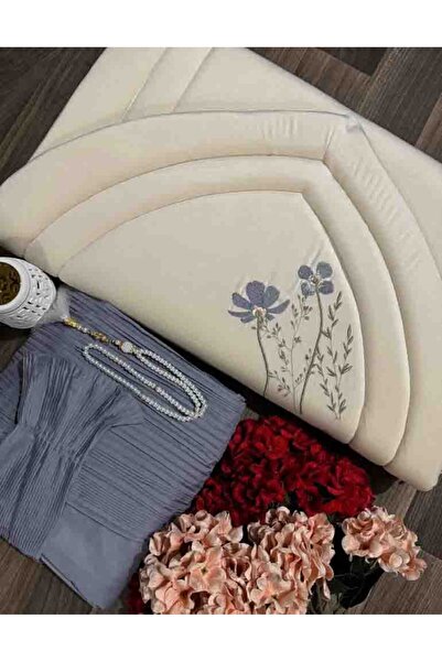 Gerenic A luxurious prayer set consisting of a padded prayer mat in a creamy ...