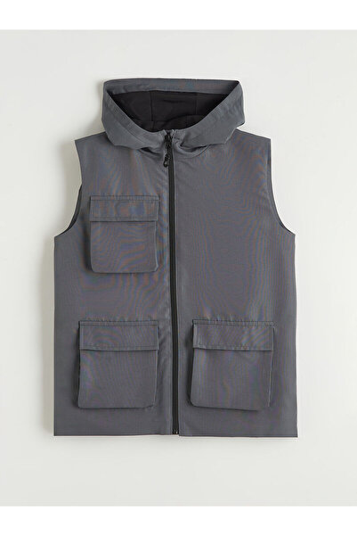 LC Waikiki سترة أوزماركا الجديدة للموسم الجديد للأولاد مع غطاء للرأس