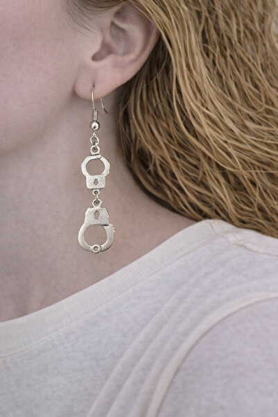 HER ŞEY NOTA www.herseynota.com أقراط متدلية بأشكال معدنية - تصميم من قطعتين