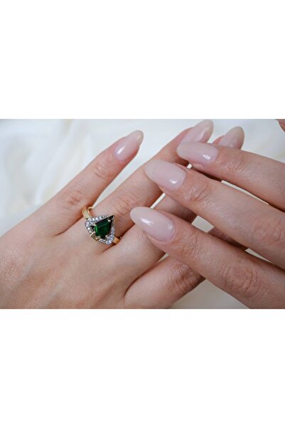 ATELİER TUĞBA خاتم YZK251 ذهبي اللون بقطع حجري مثلث الشكل وتفاصيل من الزركون ...