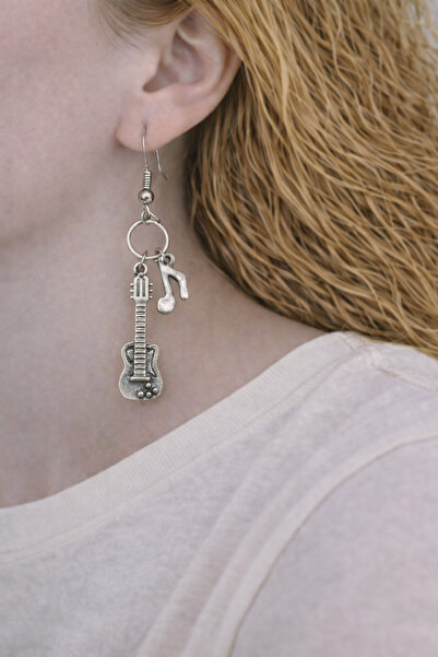 HER ŞEY NOTA www.herseynota.com أقراط معدنية متدلية بتصميم جيتار ونوتة موسيقي...