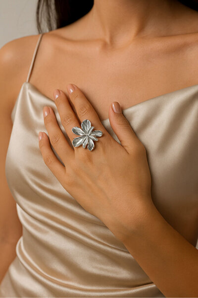 Girift Vintage Peak Silver Flower Detailed Single Ring