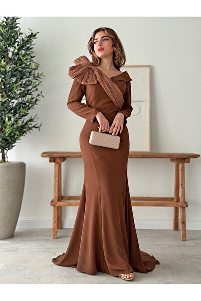 Opera Fashion A brown evening dress with an elegant design and a touch of lux...
