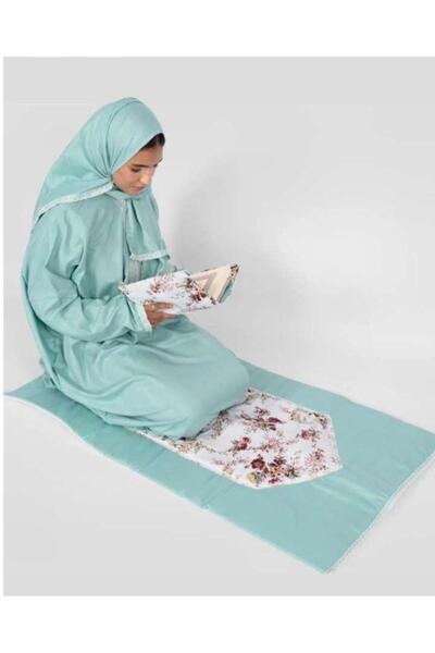 Zarif A complete prayer set, including a luxurious locally handmade cotton pr...