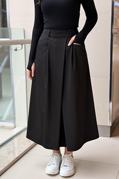 Ghisa Pocketed Skirt with Closed Slit Detail